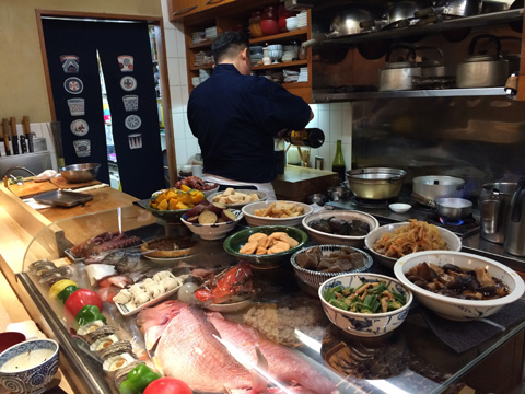 (写真1)「たこつぼ」の店内。こじんまりとしているが、カウンターには旬の食材や料理が並ぶ (写真1)「たこつぼ」の店内。こじんまりとしているが、カウンターには旬の食材や料理が並ぶ