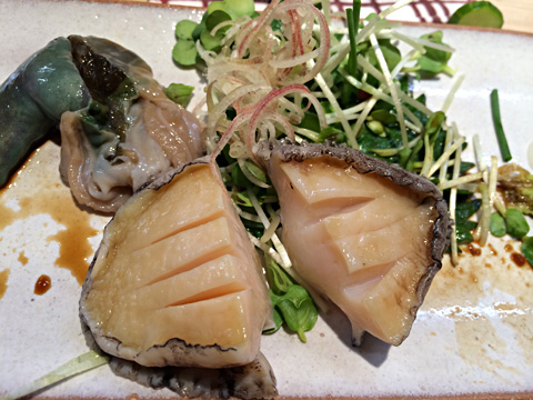 (写真2)料理は様々なものが少しずつ提供される (写真2)料理は様々なものが少しずつ提供される