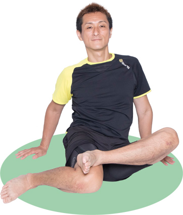 上体はなるべく正面を向き、後ろに倒れすぎないように注意しましょう。 上体はなるべく正面を向き、後ろに倒れすぎないように注意しましょう。