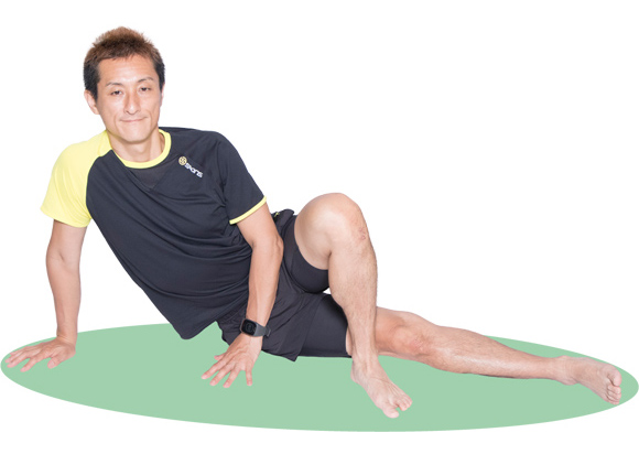 なるべく上体を立てて、お尻の筋肉が伸びているのを感じながら行いましょう。 なるべく上体を立てて、お尻の筋肉が伸びているのを感じながら行いましょう。