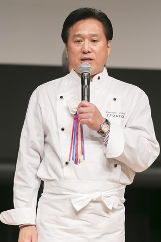 授賞セレモニーで、「RED U-35 2017」の総評を述べる脇屋氏。5名のファイナリストに労いと激励の言葉を送った 授賞セレモニーで、「RED U-35 2017」の総評を述べる脇屋氏。5名のファイナリストに労いと激励の言葉を送った