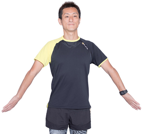 左右の手の平が逆になるように、腕を内側・外側とひねりましょう。 左右の手の平が逆になるように、腕を内側・外側とひねりましょう。